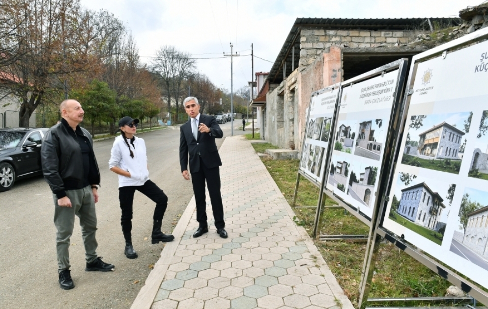 Schuscha: Präsident Ilham Aliyev macht sich mit Projekten für Restaurierung und Rekonstruktion mancher Gebäude in der Panahali Khan-Straße vertraut