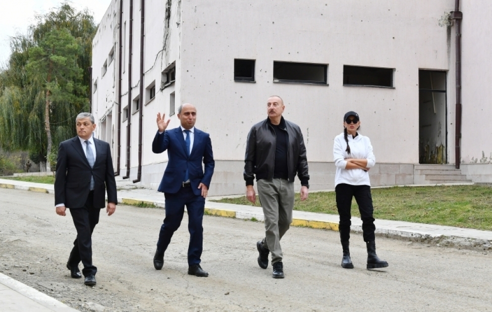 Präsident Ilham Aliyev besichtigt Gebäude einer Berufsschule und Hochschule in der Stadt Schuscha