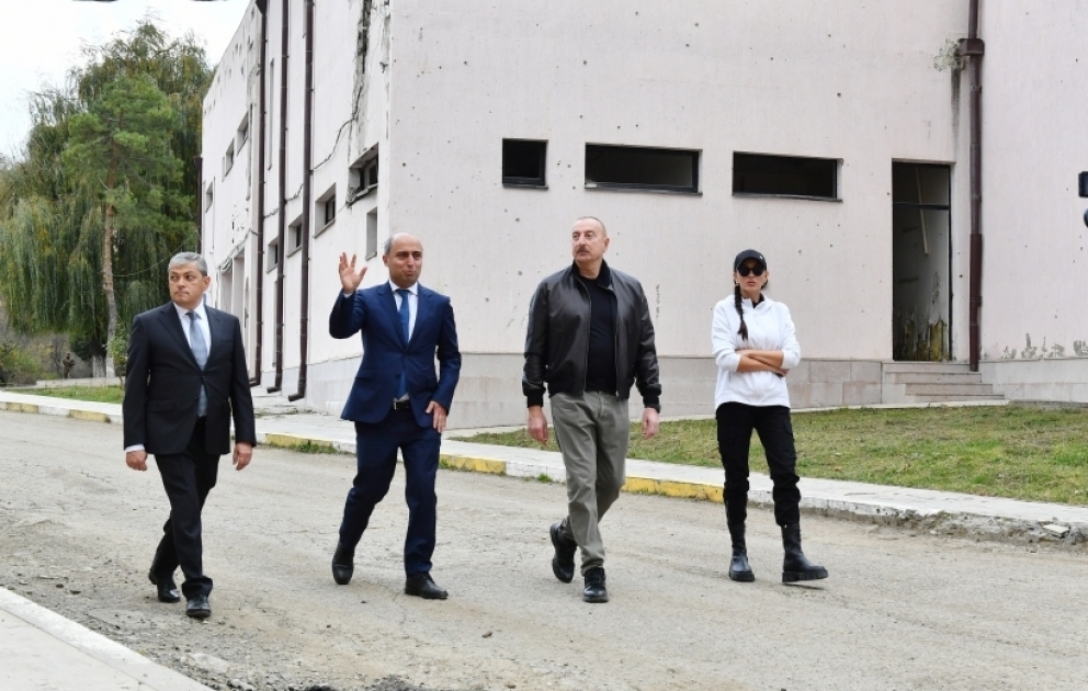 Le président Aliyev visite les bâtiments d’une école professionnelle et d’un collège à Choucha