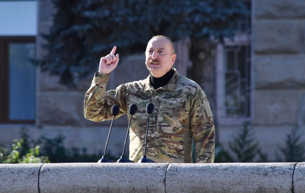 Militärparade zum dritten Jahrestag des Sieges im Vaterländischen Krieg in Khankendi 
Präsident Ilham Aliyev und First Lady Mehriban Aliyeva nehmen an der Parade teil