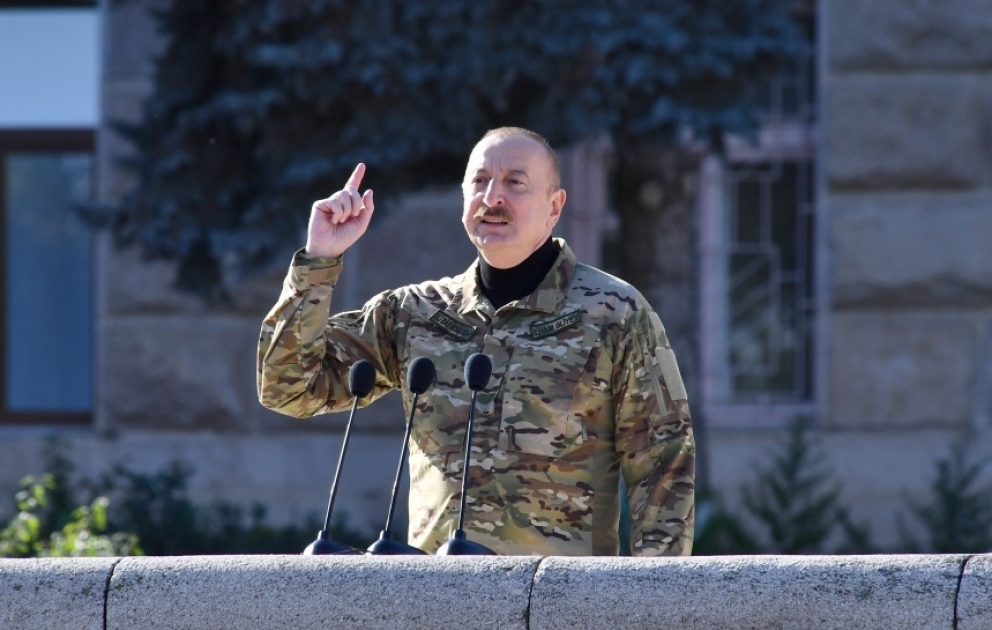 Un défilé militaire consacré au 3e anniversaire de la victoire remportée dans la Guerre patriotique se tient à Khankendi 
Le président de la République et la première dame assistent au défilé militaire