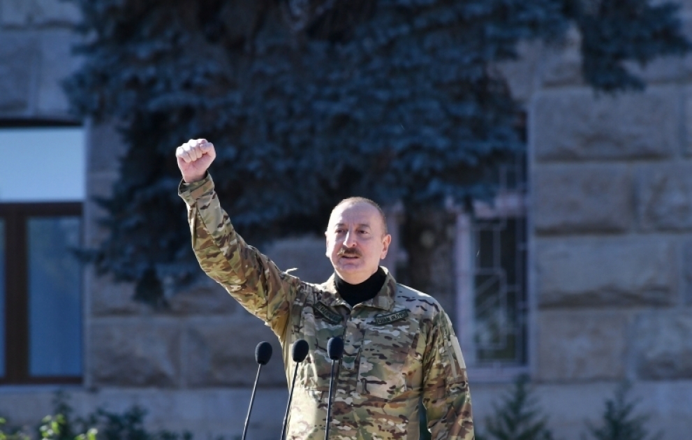 Xankəndi şəhərində Vətən müharibəsində əldə edilən Zəfərin üçüncü ildönümünə həsr olunan hərbi parad keçirilib 
Prezident İlham Əliyev və birinci xanım Mehriban Əliyeva paradda iştirak ediblər