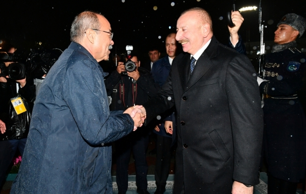 Präsident Ilham Aliyev zu Besuch in Usbekistan eingetroffen