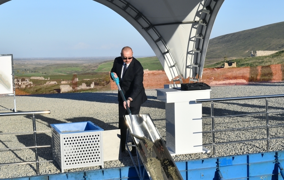 Präsident Ilham Aliyev legt Grundstein für das Dorf Garghabazar im Rayon Füsuli