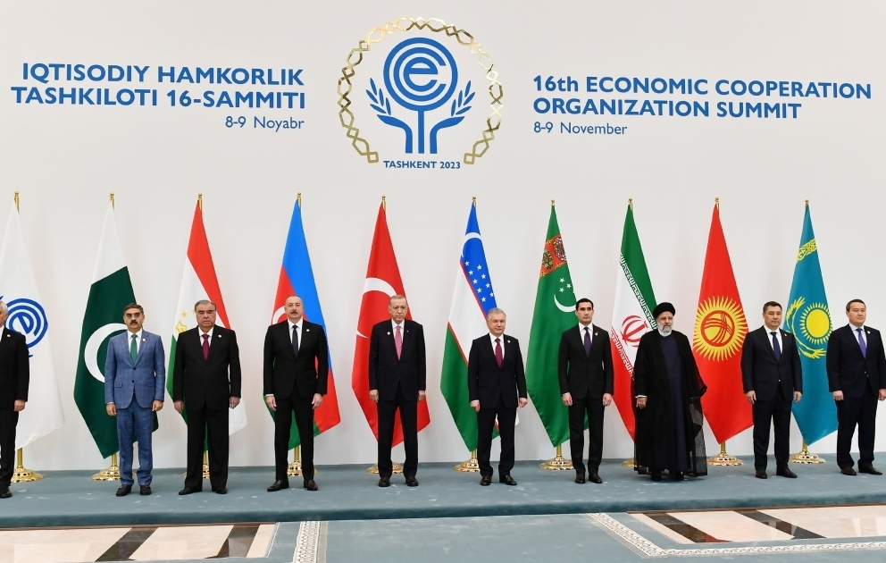 Tachkent accueille le 16e Sommet de l’Organisation de coopération économique à 
Le président azerbaïdjanais Ilham Aliyev participe au sommet