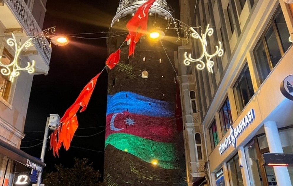 İstanbuldakı tarixi Qalata qülləsi Azərbaycanın üçrəngli Dövlət Bayrağı və Xarıbülbül rəsmləri ilə işıqlandırılıb