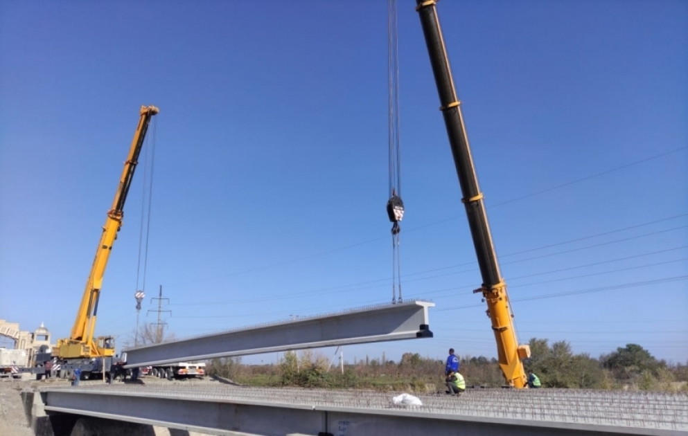 Xaçmazda Qudyalçay üzərində tikilən yeni körpünün tirləri atılıb