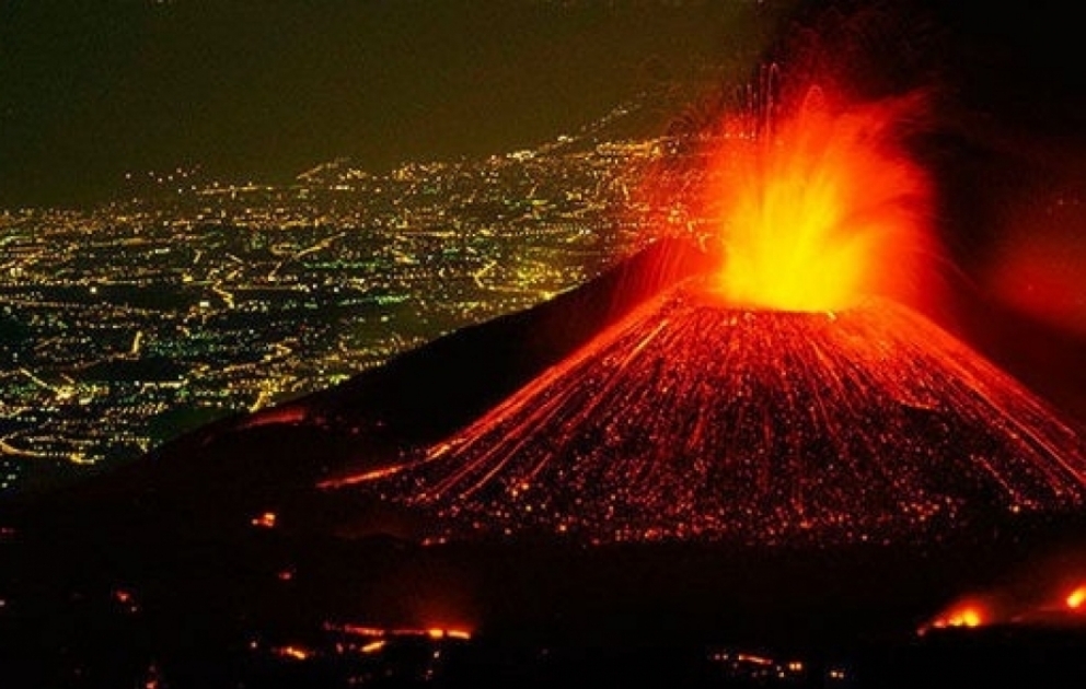 Europas größter aktiver Vulkan Ätna spuckt große Mengen Lava – Wolke bis in 4,5 Kilometer Höhe