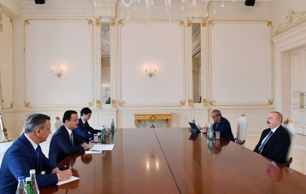 Präsident Ilham Aliyev empfängt usbekischen Minister für Investitionen, Industrie und Handel