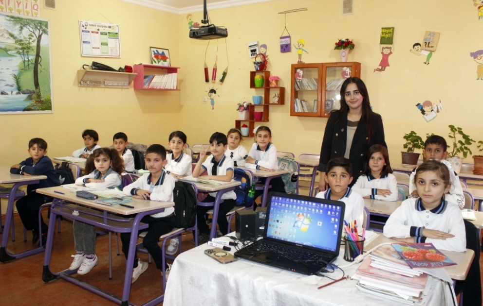 Kənd məktəbinin müəllimindən maraqlı tədris üsulu