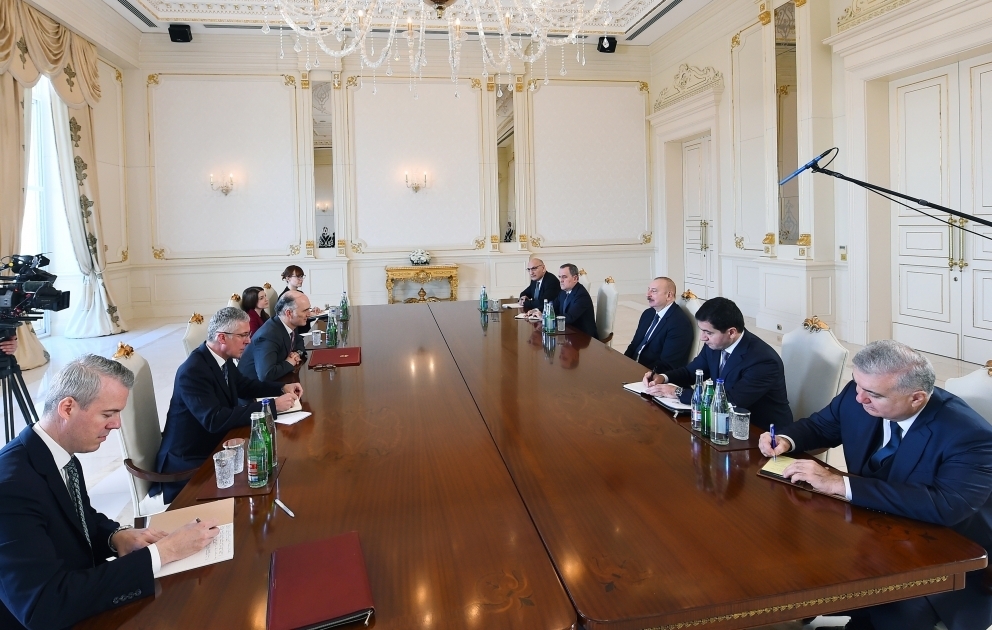 Präsident Ilham Aliyev empfängt britischen stellvertretenden Staatssekretär für parlamentarische Beziehungen im Amt für auswärtige Angelegenheiten