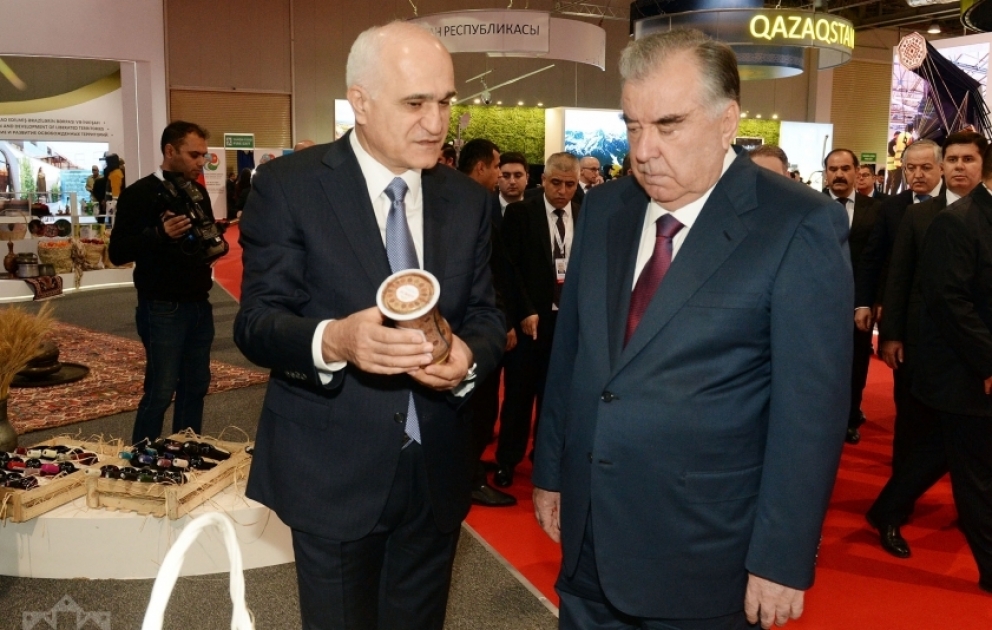 Le président tadjik Emomali Rahmon visite l’exposition intitulée « Exposition des pays du SPECA : Coopération régionale pour le développement durable »
