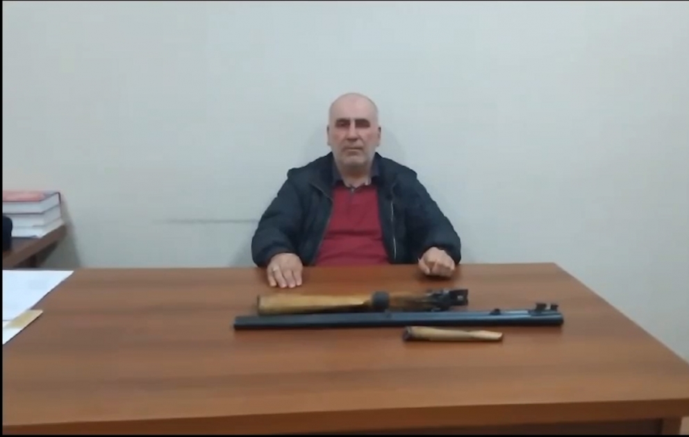 DİN-in vətəndaşlara müraciətini sosial şəbəkələrdə dinləyən Qobu qəsəbə sakini qanunsuz saxladığı odlu silahı polisə təhvil verib