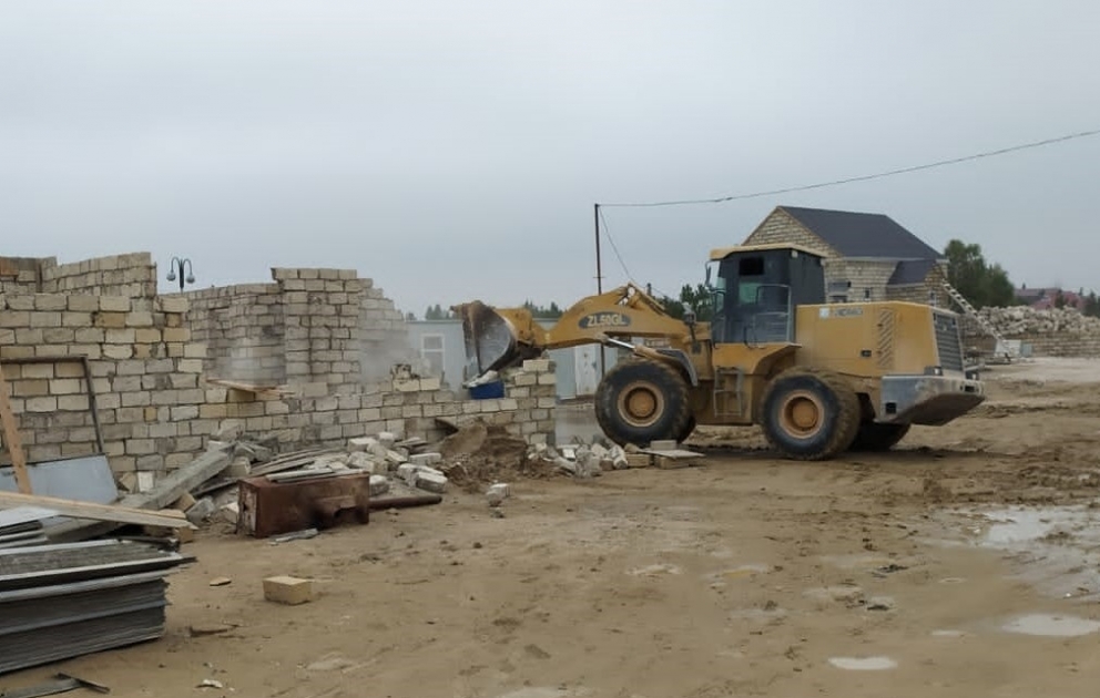 Qala qəsəbəsində qanunsuz tikililər sökülüb