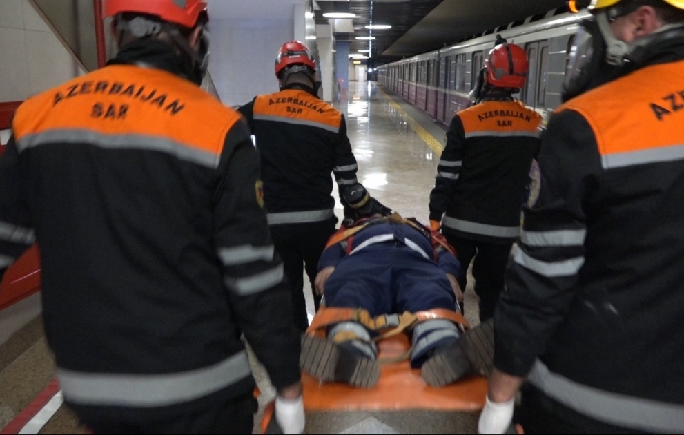 Zərərçəkmişlərə tibbi yardım göstərilib –FHN metroda təlim keçirdi