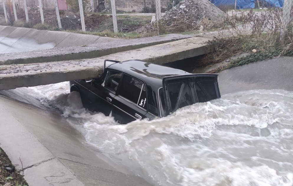 Qubada avtomobil su kanalına düşüb