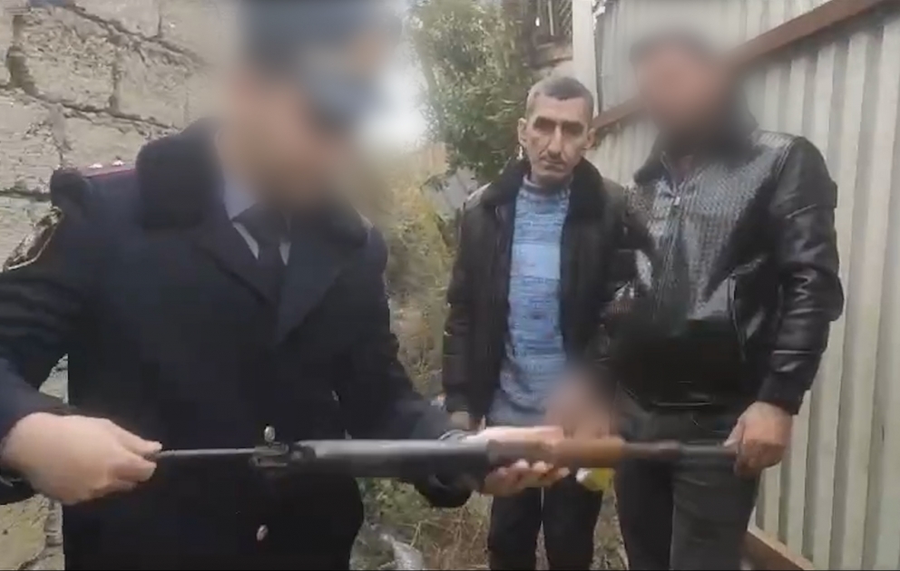 “Kalaşnikov” avtomatını gizlədən şəxs tutuldu