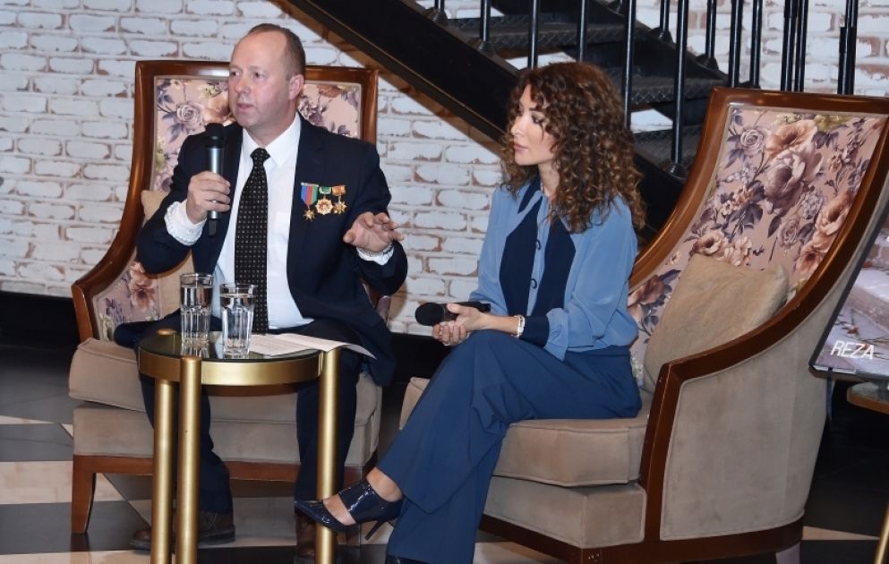 Bakı Kitab Mərkəzində litvalı hərbi jurnalist Riçardas Lapaitislə görüş