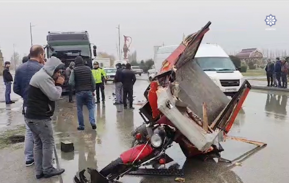 Motosiklet sürücüsü yük avtomobilinin altında qaldı
