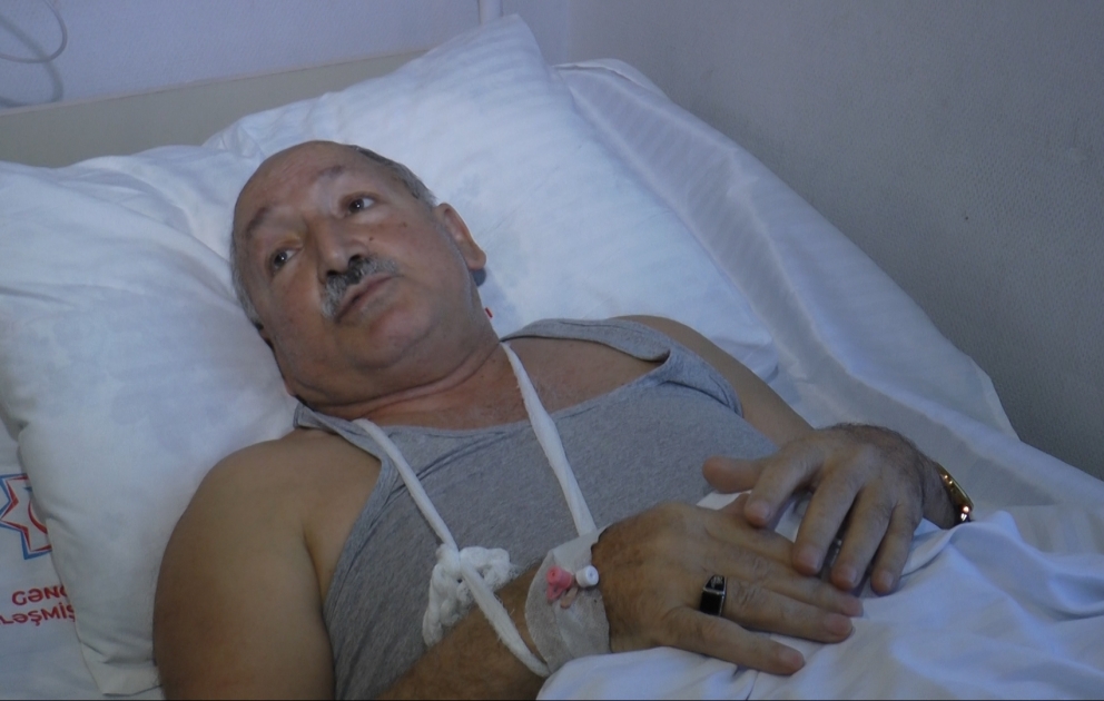 Aqlay üzlük qopdu, kişinin üstünə düşdü