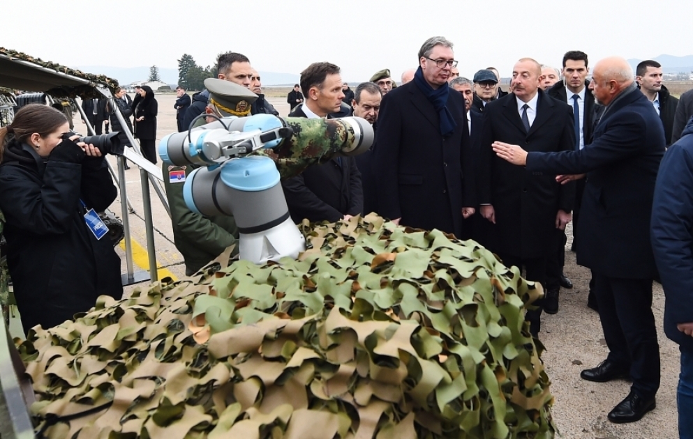 Les présidents Ilham Aliyev et Aleksandar Vucic passent en revue des équipements militaires