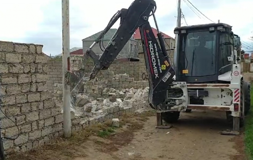 Xəzər rayonunda qanunsuz tikililər sökülüb