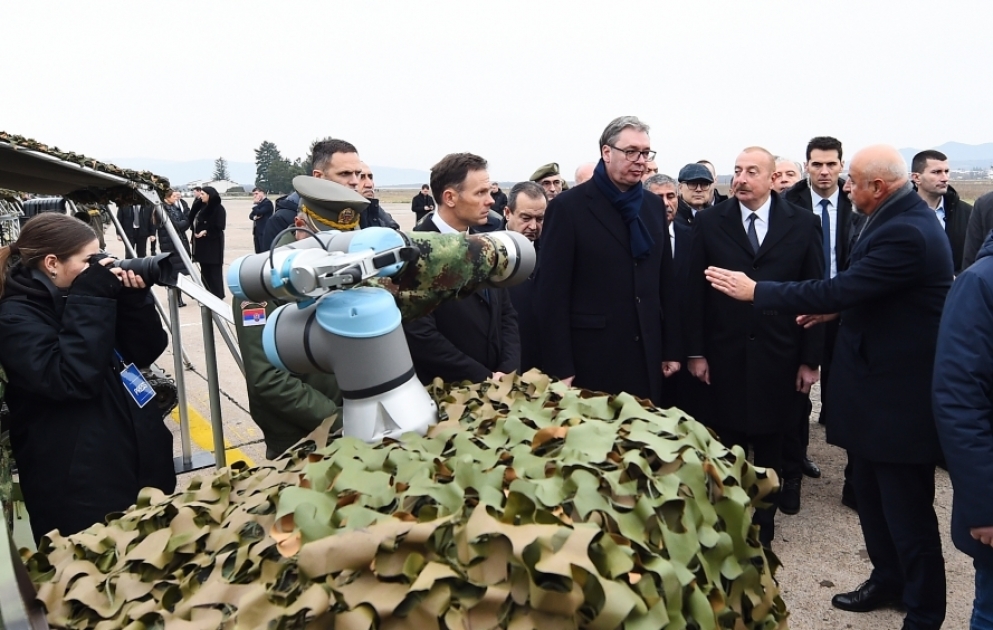 Präsident Ilham Aliyev und Präsident Aleksandar Vučić besichtigen militärische Ausrüstung