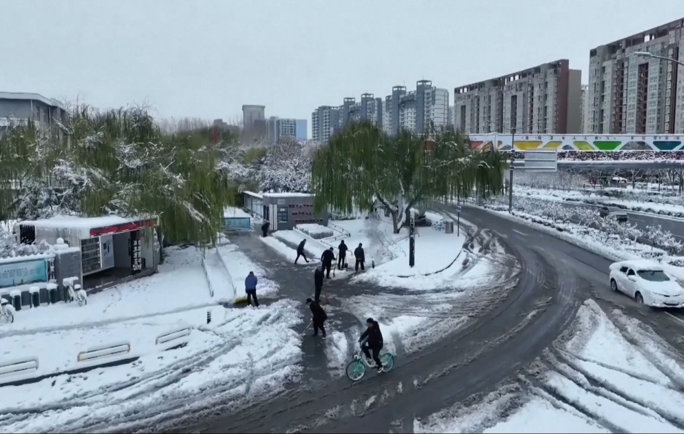 Çinin şimalında güclü qar səbəbindən yollar bağlanıb