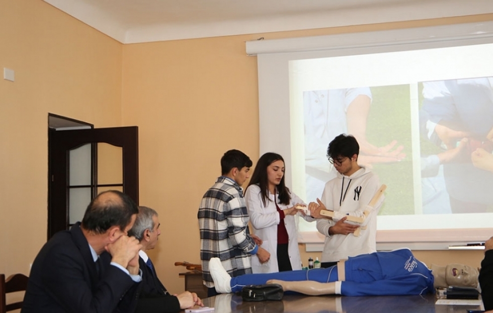 Naxçıvan Dövlət Universitetinin Tibb fakültəsinin müəllim və tələbələri əsgərlərlə görüşüb