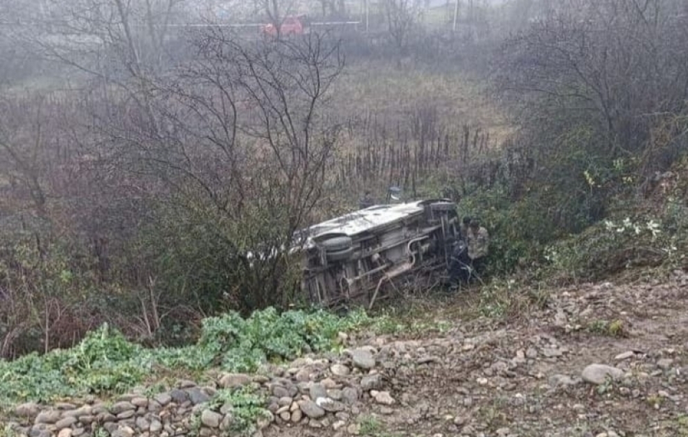 Qusarda mikroavtobus dərəyə aşdı