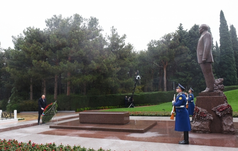 President Ilham Aliyev visited grave of National Leader Heydar Aliyev
