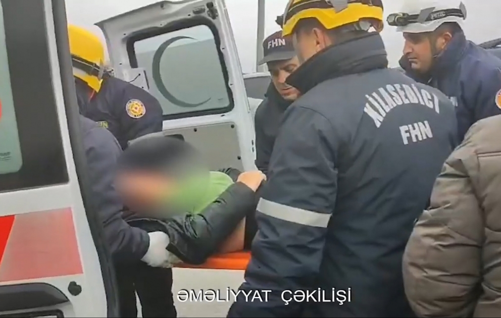 “Toyota” evakuatorla toqquşdu: Sərnişin sıxılı vəziyyətdə qaldı