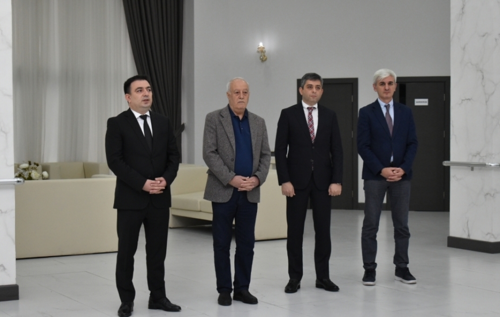 AZƏRTAC-ın kollektivi Fəxri xiyabanda Ulu Öndərin məzarını ziyarət edib