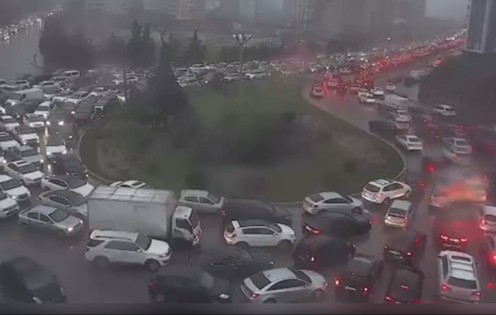 Bakıda körpü çökdü, tıxac yarandı