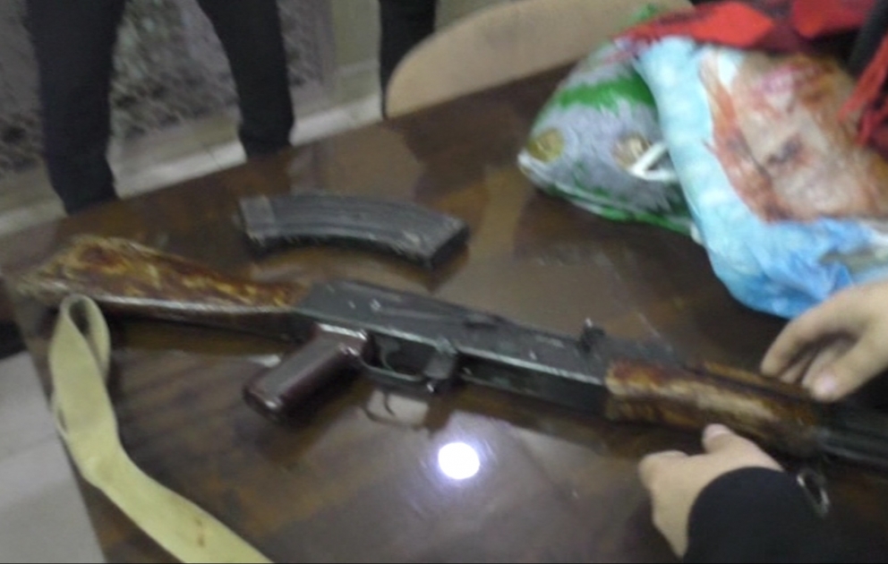 “Kalaşnikov”la gəzirdi, polis yaxaladı