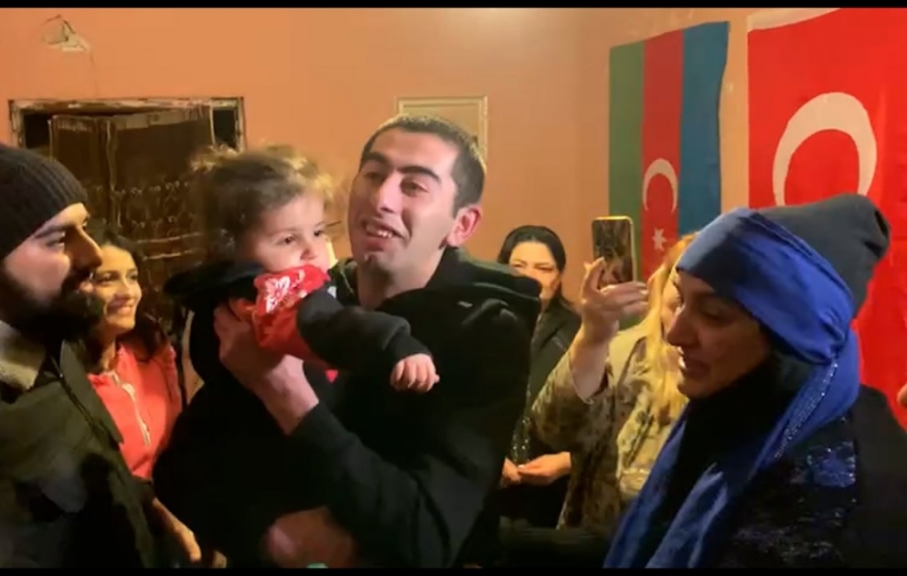 Əsirlikdən qayıdan Hüseyn ailəsinə qovuşdu