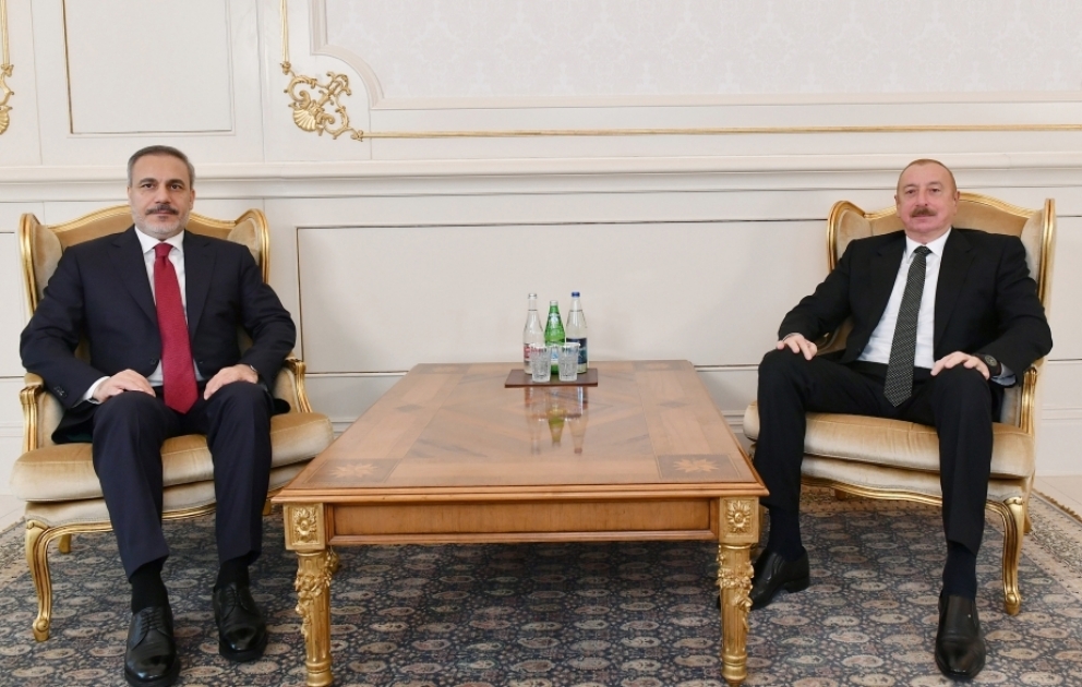 Präsident Ilham Aliyev empfängt türkischen Außenminister