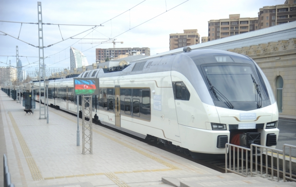 “Stadler”in iki yeni qatarı Bakıya gətirilib