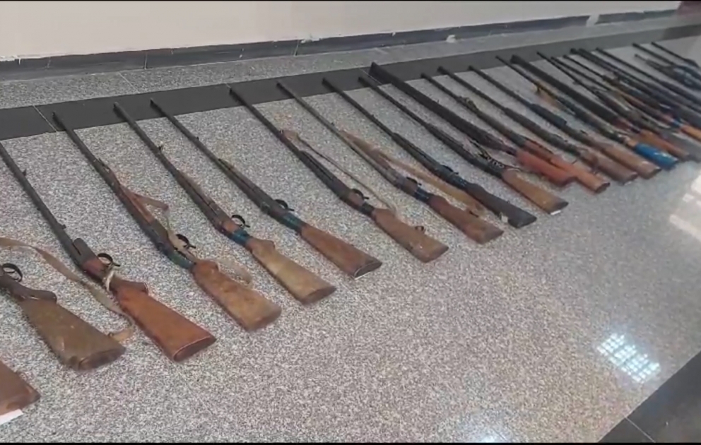 Gəncədə vətəndaşlar qanunsuz saxlanılan silahlarını polisə könüllü təhvil verib