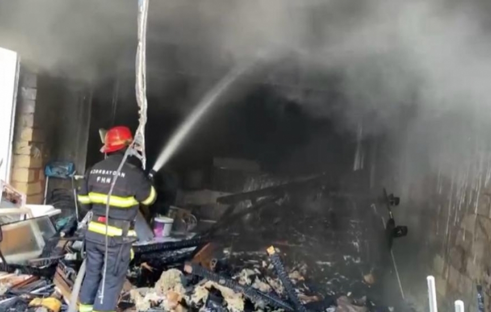 Пожар в жилом здании в Баку потушен