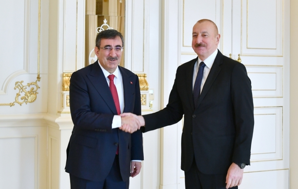 Präsident Ilham Aliyev empfängt türkischen Vizepräsidenten