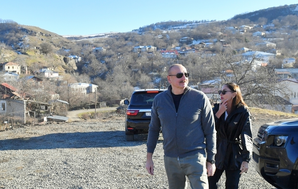 Präsident Ilham Aliyev und First Lady Mehriban Aliyeva besichtigen Dorf Schuschakend im Bezirk Chodschali