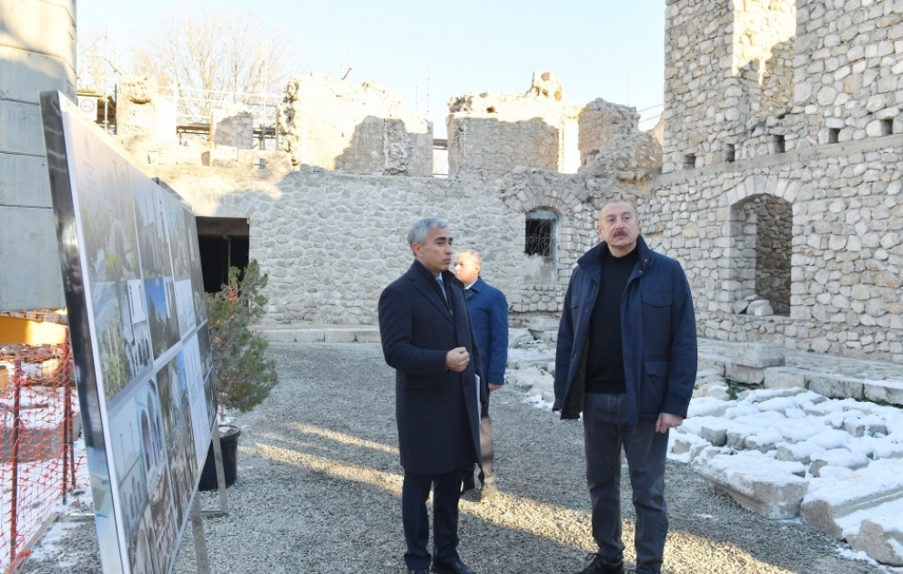 Choucha : le président Ilham Aliyev prend connaissance des travaux de restauration réalisés à la mosquée Achaghy Göhver Agha