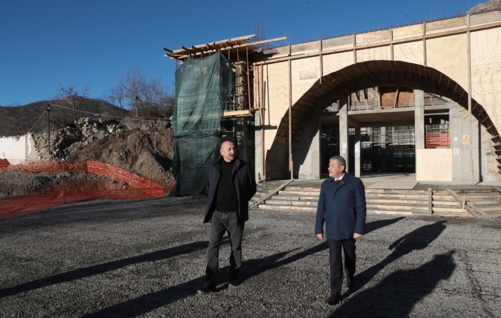 Le président Ilham Aliyev visite le chantier de la mosquée du village de Dachalty
