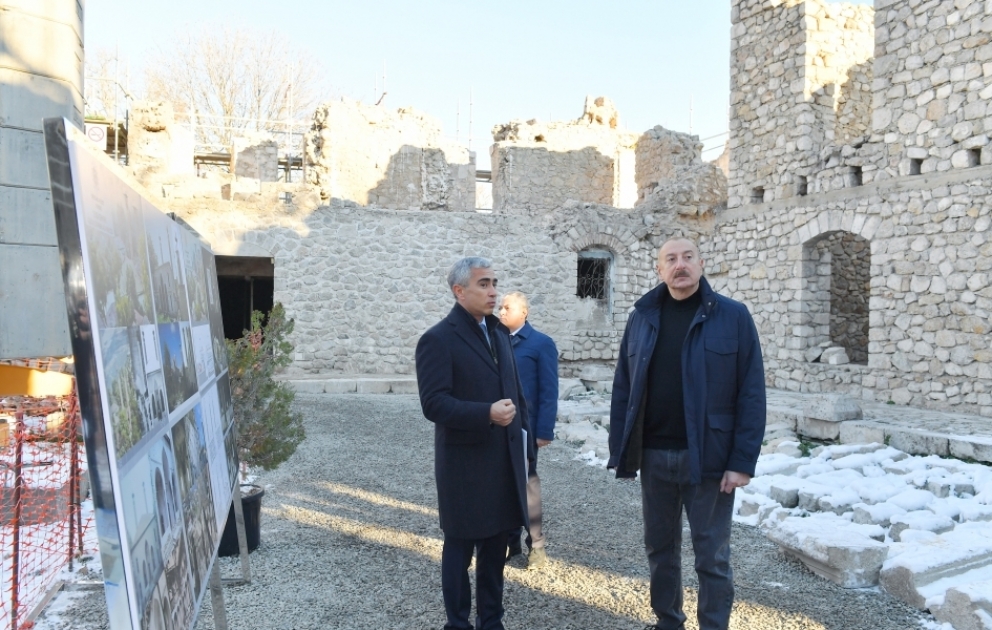 Präsident Ilham Aliyev besucht Moschee Ashaghi Govhar Aga in Schuscha