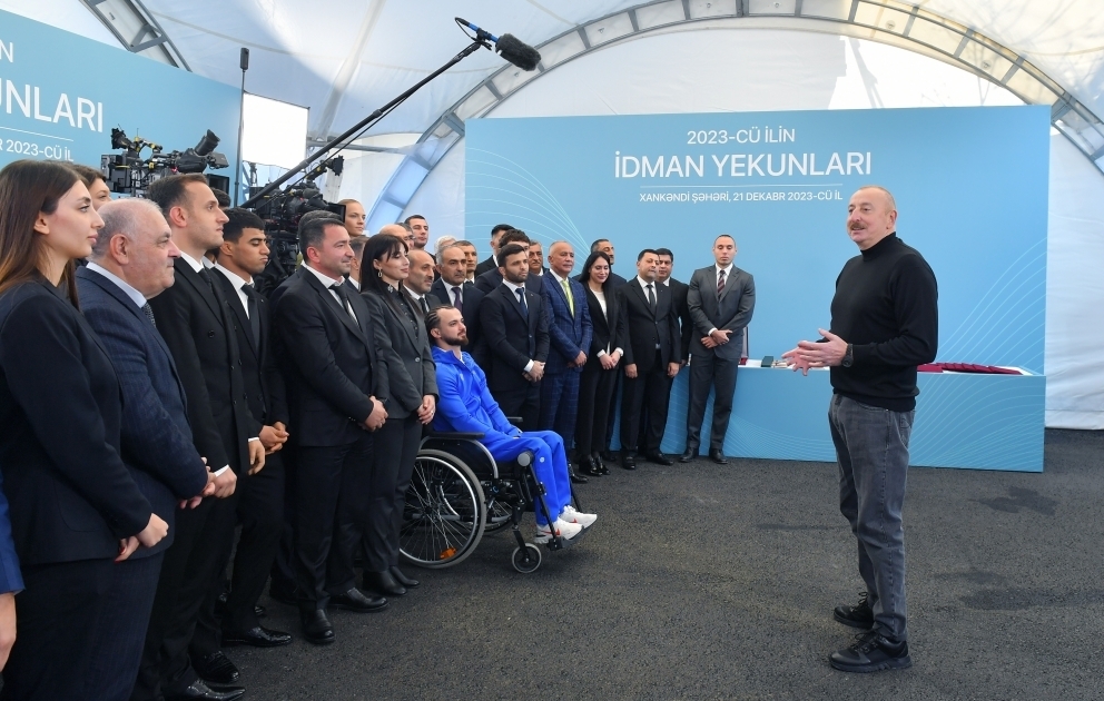 Prezident İlham Əliyev 2023-cü ilin idman yekunları ilə bağlı təşkil olunmuş mərasimdə idman ictimaiyyətinin təltif edilmiş nümayəndələri ilə görüşüb