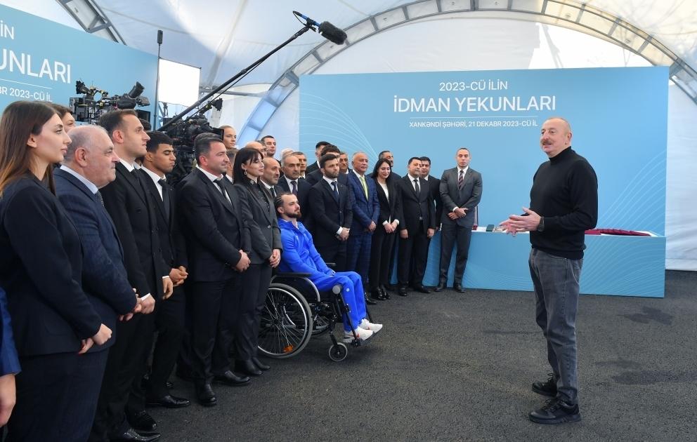 Le président Ilham Aliyev rencontre les représentants décorés de la communauté sportive lors d’une cérémonie consacrée au bilan sportif de 2023