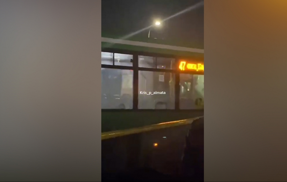 Almatıda avtobus insanlara çırpıldı