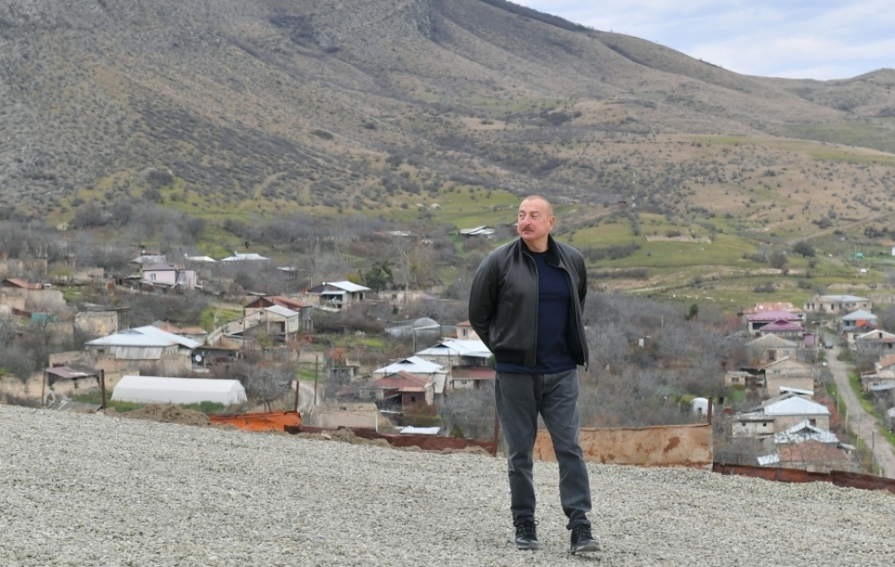 Le président de la République se rend dans le village de Pirler du district de Khodjaly
