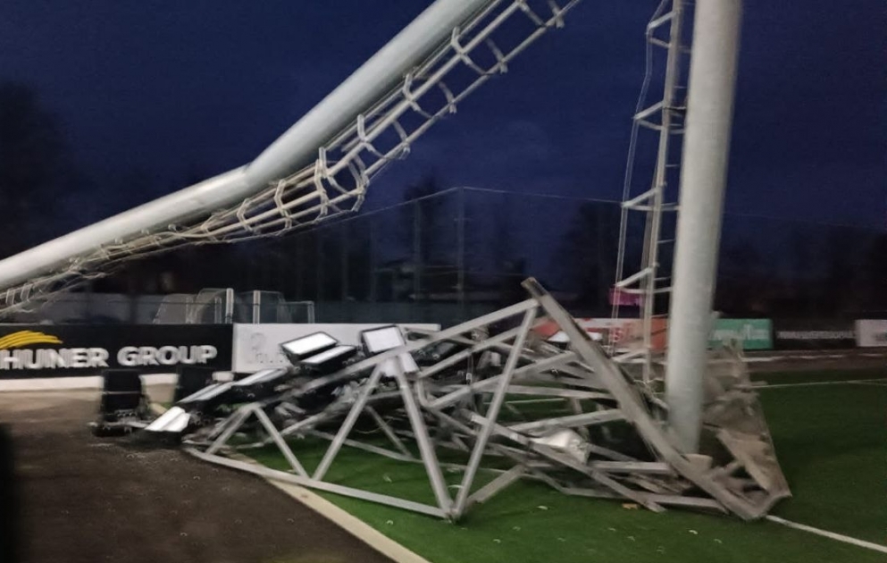 Tovuz stadionunda işıq dirəyi aşdı